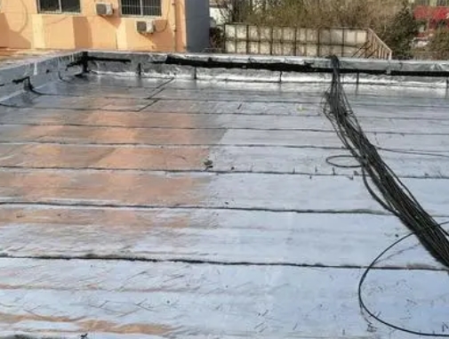 黄南卫生间漏水维修公司分享下黄南屋面楼顶防水刚性防水层施工要点。